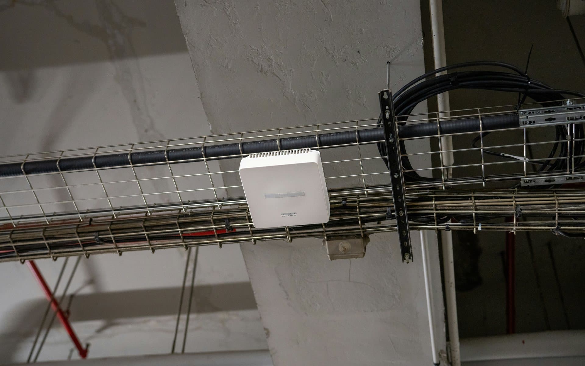 Valódi mennyezetre telepített vezeték nélküli access point kábelnyomvonal mellett