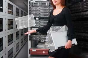 Programozó kapott e-mailt a szerverszobában.