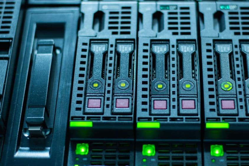 Hewlett Packard (HP) tárolómeghajtók egy blade házban.