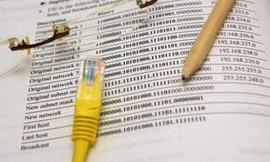 IP címjegyzék, fa ceruza és Ethernet csatlakozó.