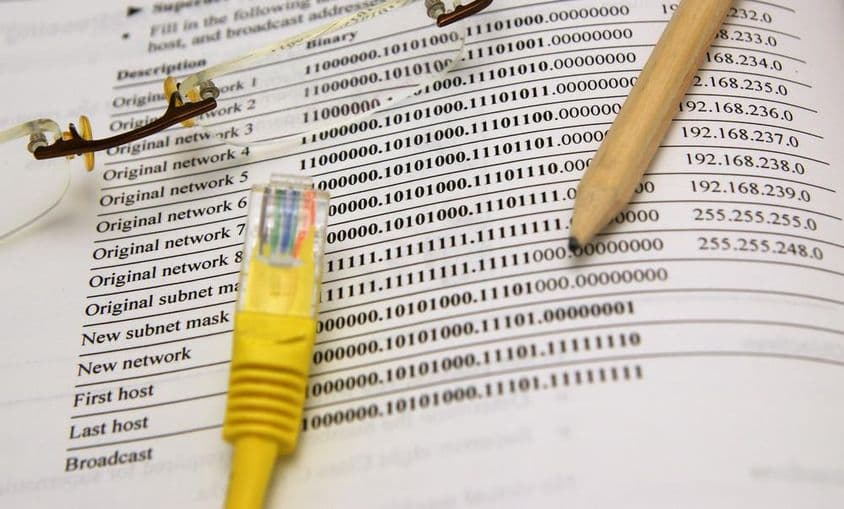 IP címjegyzék, fa ceruza és Ethernet csatlakozó.