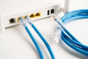 Ethernet kábel segítségével csatlakozik a routerrel az internetszolgáltató internetes hálózatához.