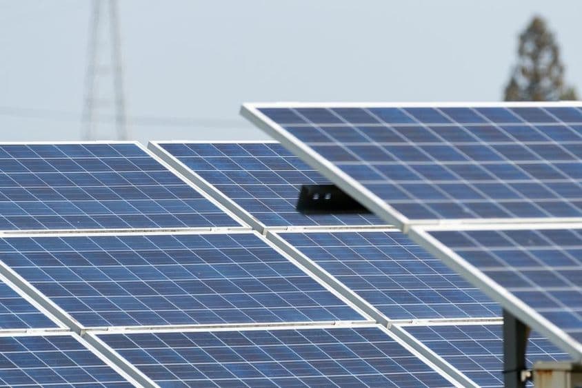 Több napelem elhelyezése külterületen.