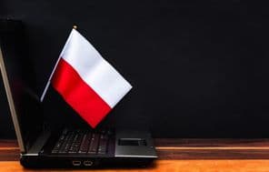 Lengyelország zászlaja, számítógép, laptop az asztalon.
