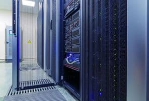 Rack szekrény nyitott ajtóval az adatközpontban.