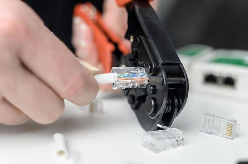 Ethernet krimpelő kábelcsavaró szerszám.