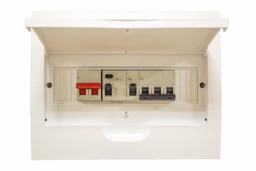 Beltéri otthoni nyitott elektromos megszakító panel.