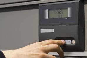 Nagy légkondicionáló egységek hűtik a számítógépes adatközpontokat.