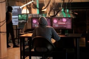 Kiberbűnözés, internetes tolvaj, aki feltöri a számítógépes rendszert.