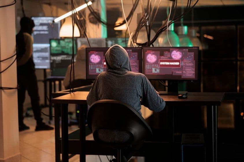 Kiberbűnözés, internetes tolvaj, aki feltöri a számítógépes rendszert.