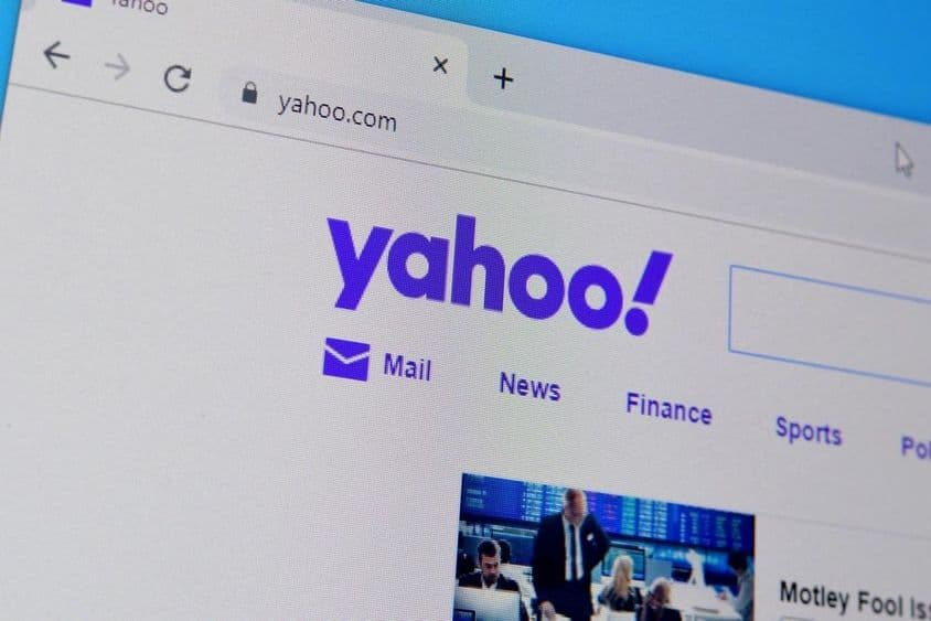 Yahoo weboldal kezdőlapja a PC kijelzőjén.