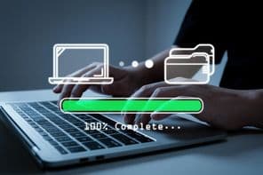 Letőltés feltőltés egy laptopon.