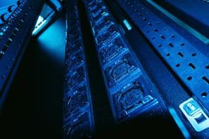 Egy modern adatközpont áramelosztó egységeinek részletes képe.