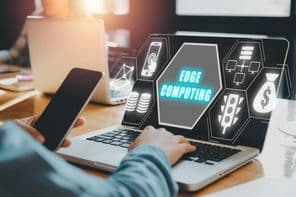 Számítógépet használó személy irodai asztalon Edge computing ikonnal a virtuális képernyőn.