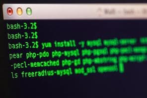 UNIX bash telepítő alkalmazás shell zöld színnel, fekete háttéren.