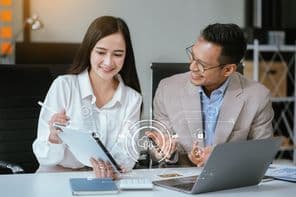 Kézzel megérintve a Secure Access Service Edge ikont okostelefon virtuális képernyő háttéren.