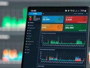 Mélyreható áttekintés az irányítópultról és a konfigurációs lehetőségekről.