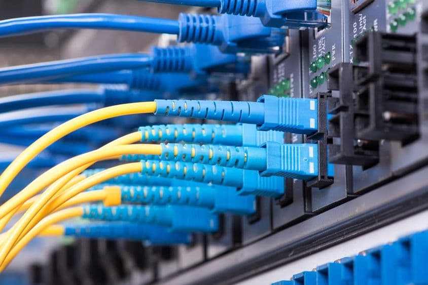 Adatátvitel optikai szálas információs technológiával.