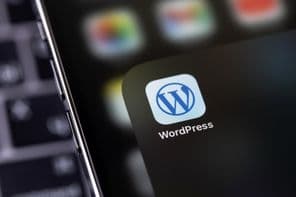 WordPress mobilalkalmazás ikonja egy iPhone képernyőjén.