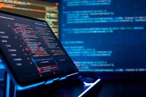 Programozási kód képernyője egy szoftverfejlesztőnek.