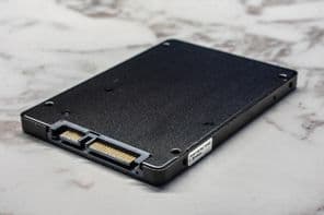 Felülről látható, fehér háttér előtt elkülönülő SATA SSD.