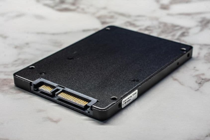 Felülről látható, fehér háttér előtt elkülönülő SATA SSD.