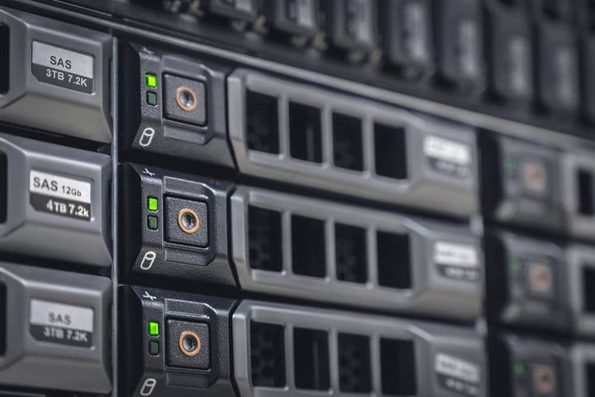 Tároló szerver sok HDD lemezzel a szerverszobában lévő rackben.