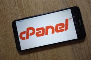 cPanel logó egy okos telefonon.