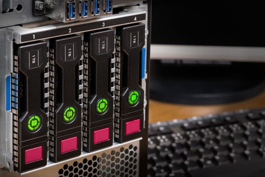 Hot-swap merevlemezek adattárolási virtualizációs technológiával.