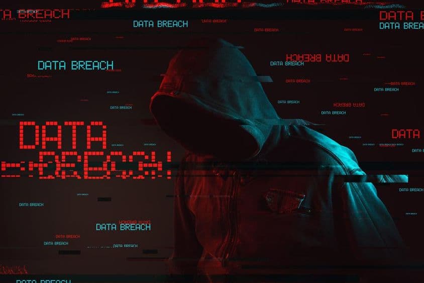 Arcnélküli kapucnis férfi feltöri a weboldalt.