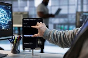 A technikus optimalizálja az adatközponti munkaterületet táblaszámítógéppel.