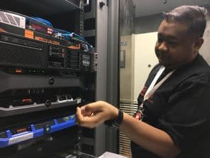 Egy mérnök egy adatközpontban található HP szerverrel kapcsolatos problémát hárít el.