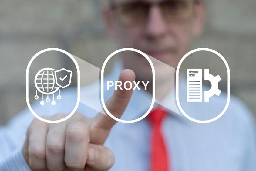 Üzletember virtuális érintőképernyőt használ, szöveges üzenet: PROXY.