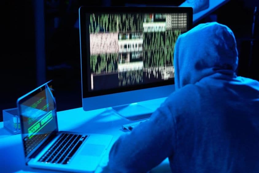 Kapucnis hacker épp a dark weben keres.