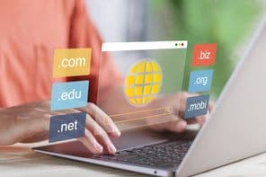 Domain regisztráció, weboldal név, weboldal URL cím.