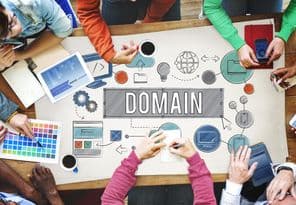 Domain megbeszélés egy asztalnál.