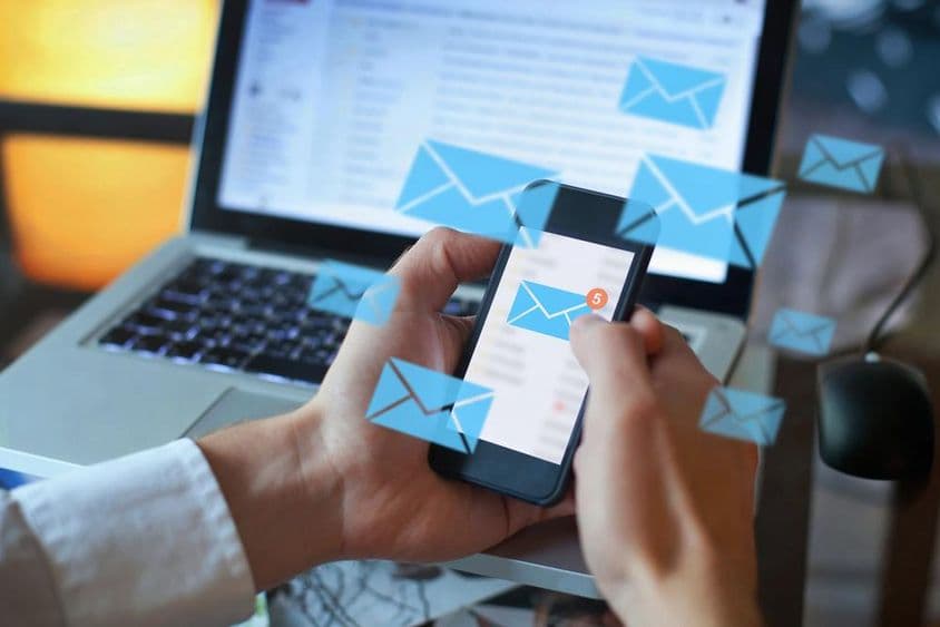 Egy személy olvas e-mail okos telefonon.