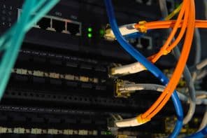 Internetkábelek és villogó fények a szerveren.