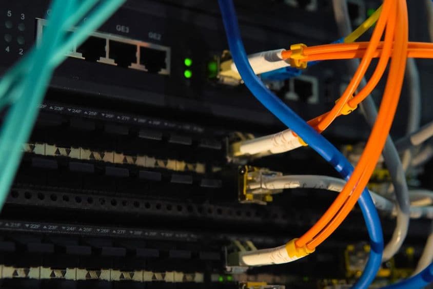 Internetkábelek és villogó fények a szerveren.