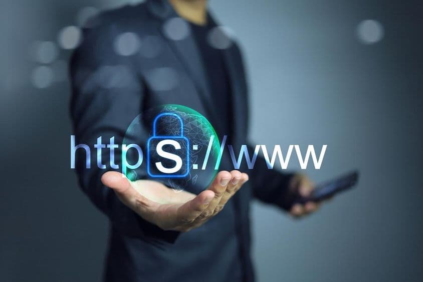Weboldalfejlesztő, aki a https www biztonsági protokollt használja.