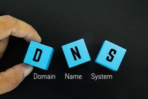 Kék kockák a DNS betűkkel és a domain névrendszer szóval.