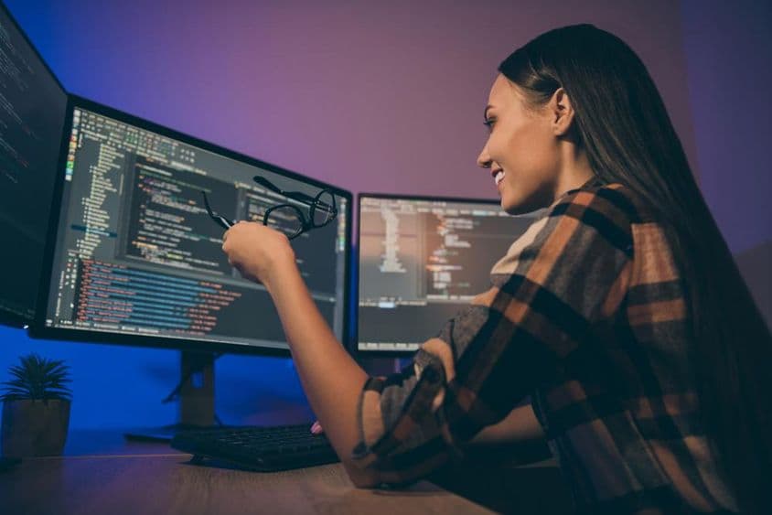 Egy csinos lány kockás ingben, vállalatának hibakeresési rendszerében.