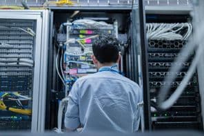 Számítógépes mérnök adatközpontba karbantart.