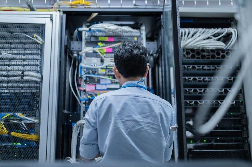 Számítógépes mérnök adatközpontba karbantart.
