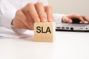 SLA - a Service Level Agreement (Szolgáltatási Szint Megállapodás) rövidítése.