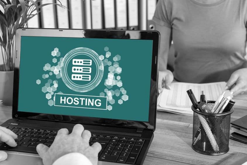 Laptop képernyőjén hosting felírat.
