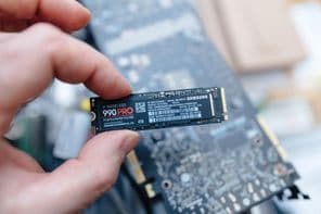 Egy férfi kézben tart egy Samsung 990 Pro V-NAND SSD NVMe lemezt.