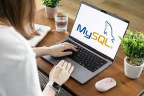 A MySQL alkalmazás logója feltűnően szerepel a laptop képernyőjén.