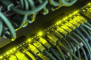 Patch kábellel egy sötétben világító fekete kapcsolóhoz vannak csatlakoztatva.