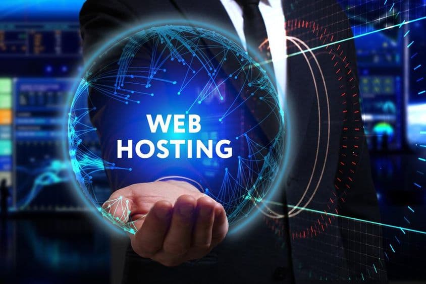Fiatal üzletember dolgozik a jövőben, látja a felirat: web hosting.